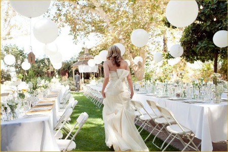 Photo via Elliegrover.com ballooons decorating wedding reception