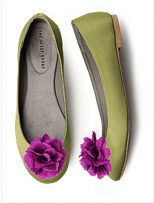Green ballet flats with fuchsia shoe clips Green ballet flats with fuchsia shoe clips