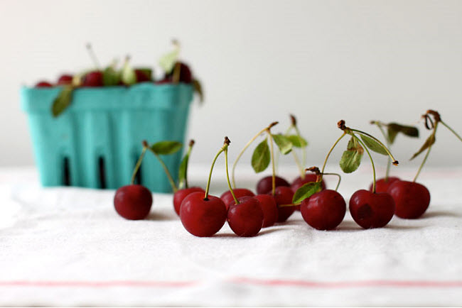 Edible DIY Wedding Favors: Mini Sour Cherry Pies