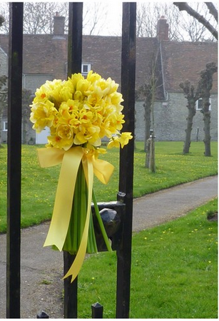 image via G Lily spring daffodil bouquet