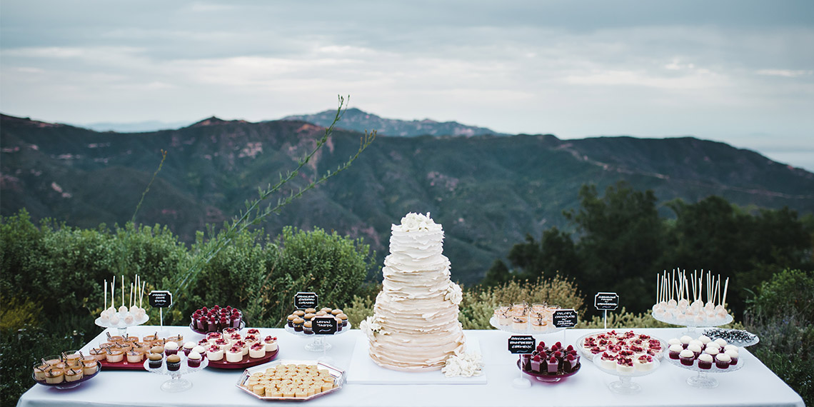 3 popular wedding cake traditions